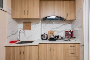 Apartamento Confort, 1 cama doble, balcón, vistas a la ciudad | Cocina privada