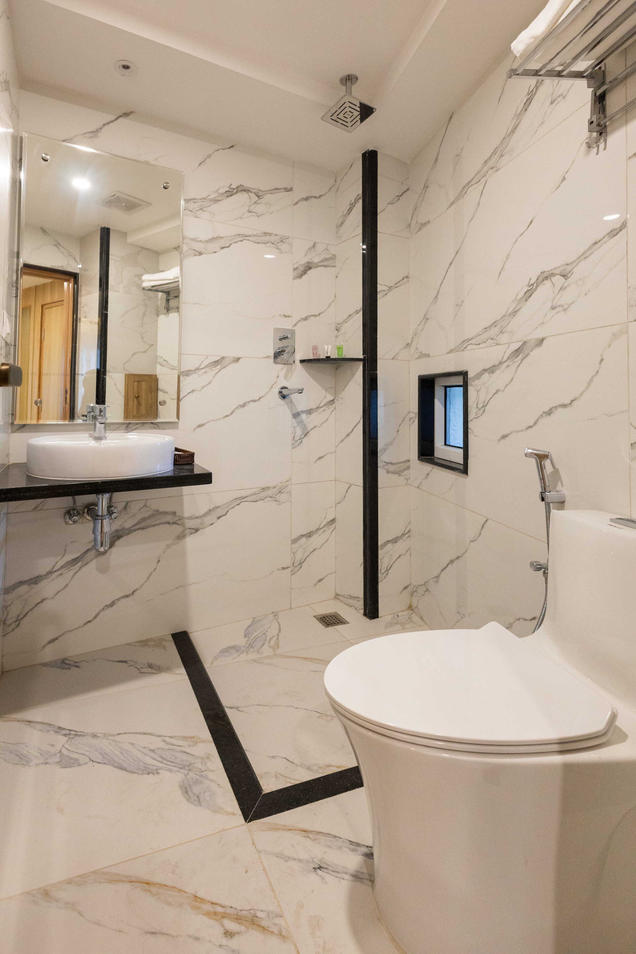 คอมฟอร์ทอพาร์ทเมนท์, เตียงใหญ่ 1 เตียง, ระเบียง, วิวเมือง