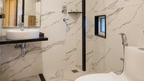 Comfort Apart Daire, 1 Çift Kişilik Yatak, Balkon, Şehir Manzaralı | Banyo