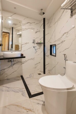 Apartamento Confort, 1 cama doble, balcón, vistas a la ciudad | Baño | Artículos de higiene personal gratuitos, secador de pelo y zapatillas