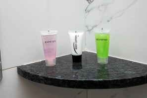 Apartamento Confort, 1 cama doble, balcón, vistas a la ciudad | Servicios del cuarto de baño | Artículos de higiene personal gratuitos, secador de pelo y zapatillas