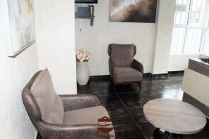 Unclassified image, 5 of 15, button - S TETU INN (Nairobi)