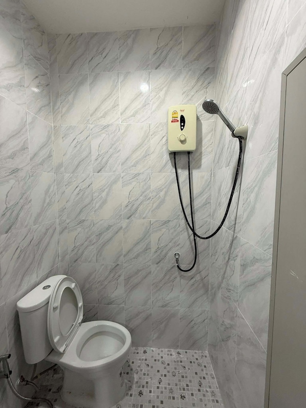 Chambre, 1 très grand lit, climatisation | Salle de bain