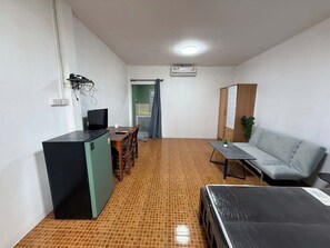 Chambre, 1 très grand lit, climatisation | Coin séjour