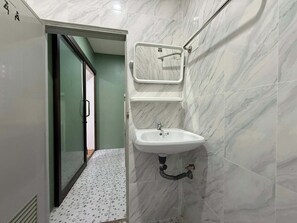Quarto básico, 1 cama King, ar-condicionado | Banheiro | Sabonete, shampoo, papel higiênico 