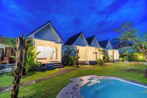 Une villa moderne dotée d’une piscine, de plusieurs chambres et d’un jardin bien entretenu.