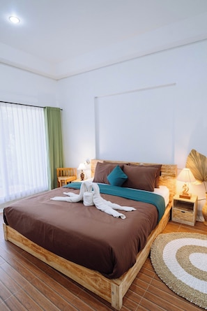 Una cama bien hecha con un cabecero marrón, una mesita de noche de madera con una lámpara y una cortina verde.