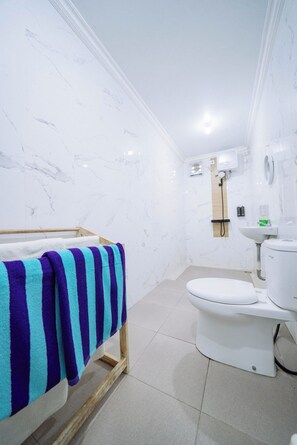 Villa, Pool View | Bilik Mandi | Pancuran mandi, pengering rambut, tuala disediakan, sabun 