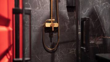 Douche, sèche-cheveux, serviettes fournies, savon