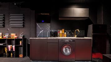 Frigorifero, piano cottura, macchina per tè/caffè, bollitore elettrico