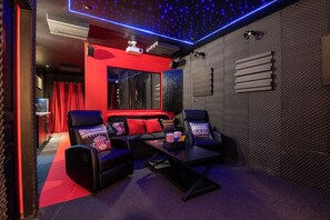 TV connectée, livres, vidéothèque, chaîne hi-fi