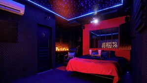 A room with a bed, a desk, and a neon sign. - Cinéma Provence - Air-conditioned - 7ᵉ art (Avignon)