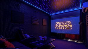 A home theater room with a Star Wars-themed screen, a comfortable seating area, and a sound system. - Cinéma Provence - Air-conditioned - 7ᵉ art (Avignon)