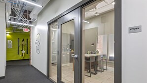 Un intérieur moderne avec une porte vitrée donnant sur un espace cuisine.