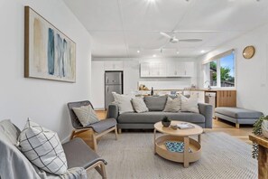 Unclassified image, 4 of 34, button - Sunny Shores by Ready Set Stay (Tootgarook)