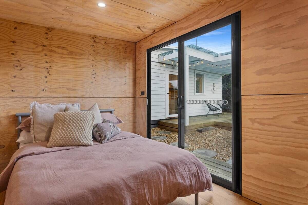 5 habitaciones, tabla de planchar con plancha y cuna de viaje 