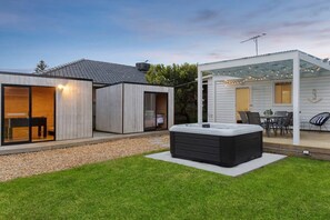 Outdoor dining - Sunny Shores by Ready Set Stay (Tootgarook)