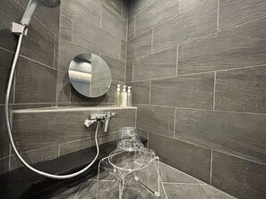 Baignoire à jets, sèche-cheveux, bidet, serviettes fournies