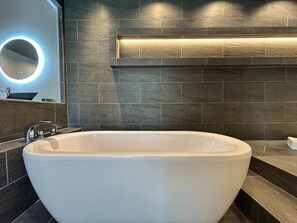 Baignoire Ă jets, sĂšche-cheveux, bidet, serviettes fournies