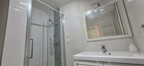 Shower, towels, soap, toilet paper - Premium appartement 7 single beds for groups (Garges-lès-Gonesse)