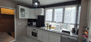 Private kitchen - Premium appartement 7 single beds for groups (Garges-lès-Gonesse)