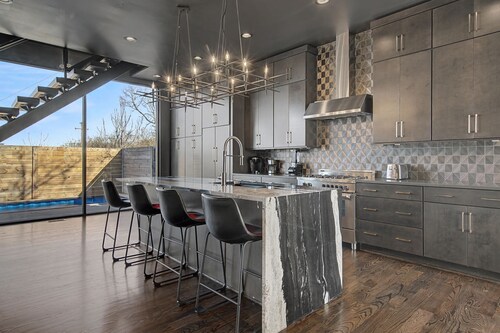 Modern Oasis Downtown Skyline View Prime Nashville