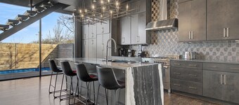 Modern Oasis Downtown Skyline View Prime Nashville