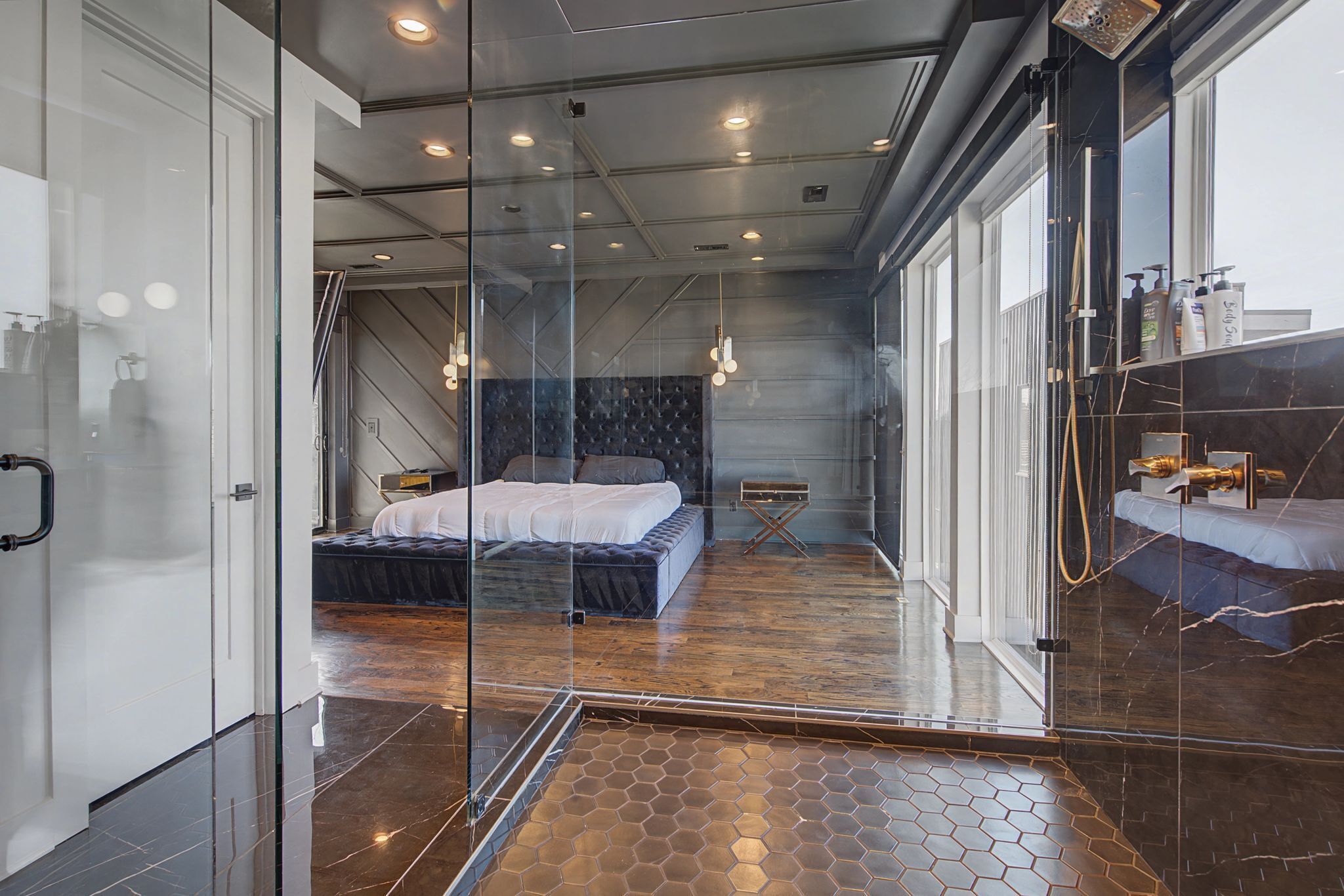 3 slaapkamers, een strijkplank/strijkijzer, gratis wifi, beddengoed