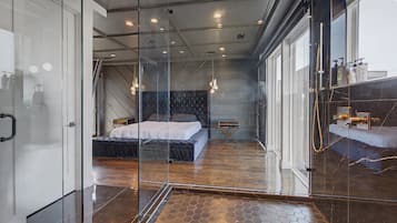 3 slaapkamers, een strijkplank/strijkijzer, gratis wifi, beddengoed