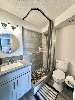 Shower, hair dryer, towels, soap - Modern Waikiki Studio-Sleeps 3-Prime Location (Honolulu)