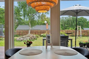Outdoor dining - Lovely holiday home with garden near water (Rødby)