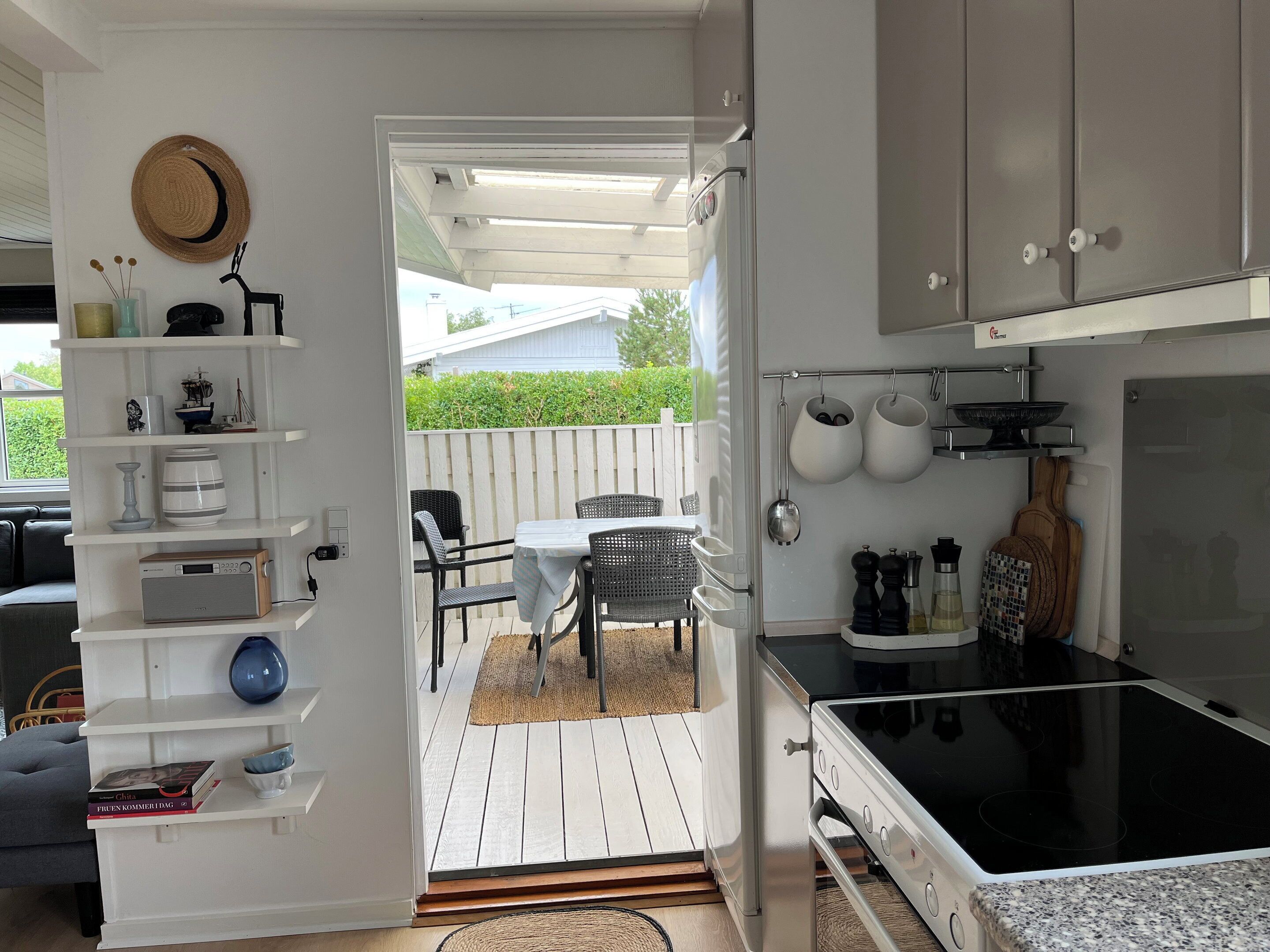 Réfrigérateur, un four, surface de cuisson, lave-vaisselle