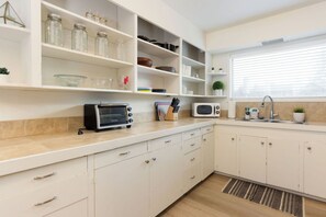 Fridge, dining tables - Best Location in Town! Walkable Westside 3BR (Bend)