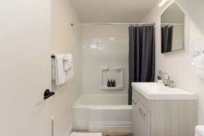 Towels, soap, shampoo - Best Location in Town! Walkable Westside 3BR (Bend)