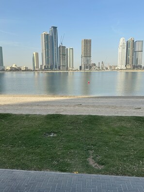 Beach - Splendid 2BHK in Al Khan, Sharjah near Dubai/Sharjah border with balcony (Sharjah)
