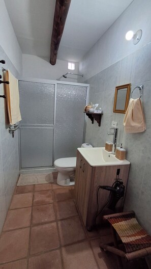 Hair dryer, towels, soap, shampoo - Hostal Casa de Huéspedes Villa de Leyva Family Environment (Villa de Leyva)