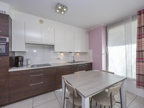 Fridge, microwave, oven, coffee/tea maker - Apartment within walking distance of the beach (Middelkerke)