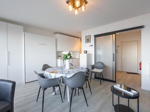 Dining - Cosy studio with sleeping area and sea view (Middelkerke)