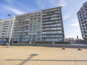Exterior - Apartment with terrace on the seafront promenade (Middelkerke)