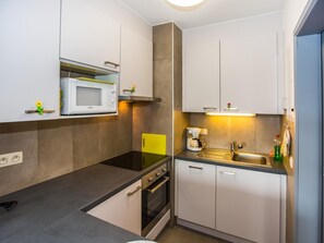 Een koelkast, een magnetron, een oven, een vaatwasser