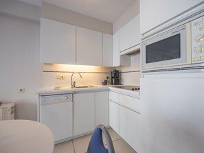 Fridge, microwave, oven, dishwasher - Well-maintained apartment with sea view (Middelkerke)
