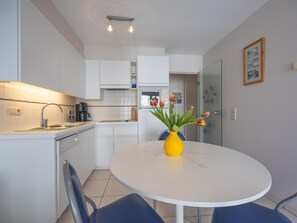 Fridge, microwave, oven, dishwasher - Well-maintained apartment with sea view (Middelkerke)