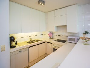 Refrigerador, microondas, horno y lavavajillas 