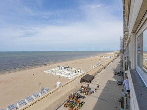 Beach nearby - Bright apartment with frontal sea view (Westende)