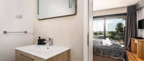 3 bedrooms, iron/ironing board, internet, bed sheets