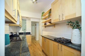 Fridge, oven, dishwasher, electric kettle - The Albion Lower Apartment (London)