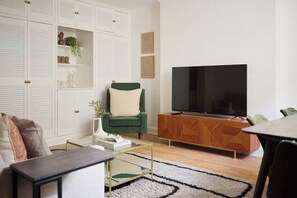 TV - The Albion Lower Apartment (London)