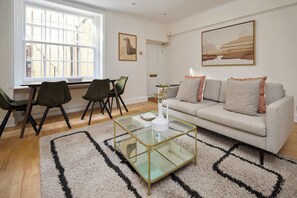 TV - The Albion Lower Apartment (London)
