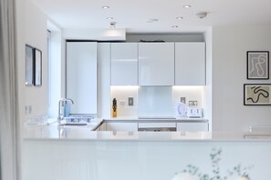 Fridge, oven, dishwasher, electric kettle - The Penny Court Apartment (London)