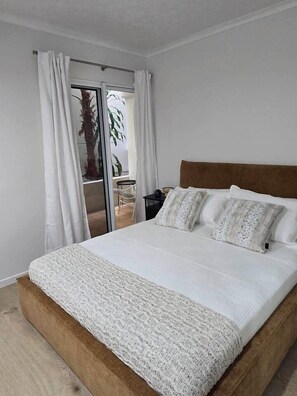 1 bedroom, iron/ironing board, free WiFi, bed sheets - 1 Bed Apartment in the City (Townsville City)